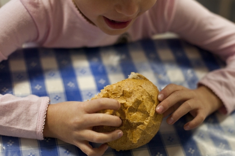 Közös családi étkezésekkel megelőzhető a gyerekkori elhízás