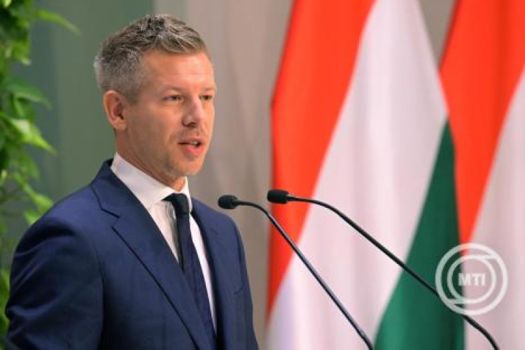 Magyar Péter: csökken a kormánytagok, a képviselők és a polgármesterek fizetése