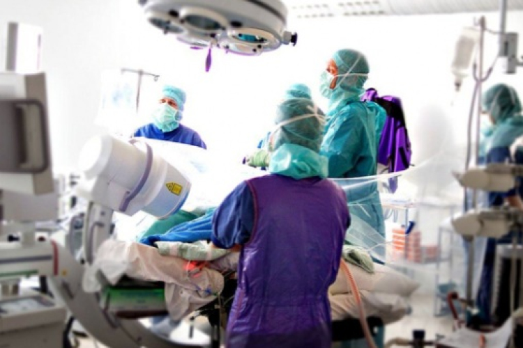 Leszakadt alkarjával autózott be a kórházba egy magyar munkás Ausztriában