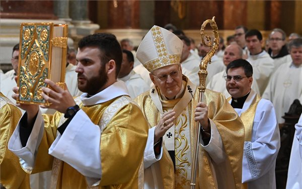 Erdő Péter: Jézus keresztáldozata békét teremt és békére kötelez