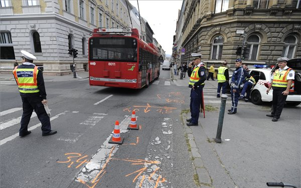 Turistákat gázolt el egy troli a fővárosban