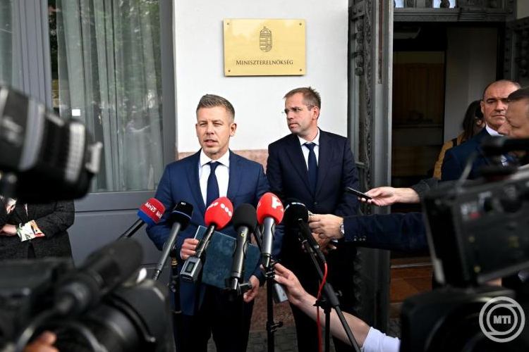 Magyar Péter: megtörtént a minisztériumi átadás-átvétel