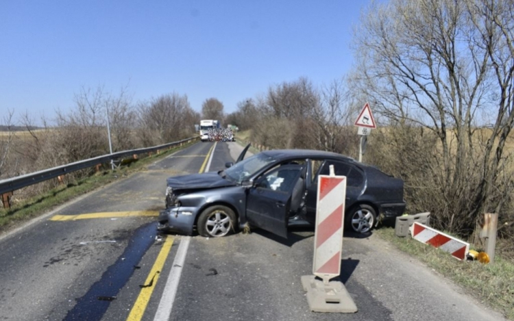 Szabálytalanság miatt okozott sérülést egy autós nő