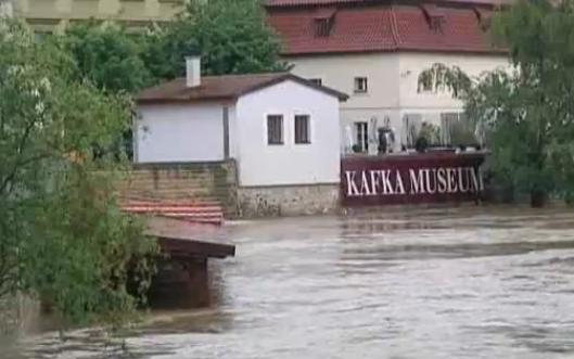 Árvíz - Hét halott, négy eltűnt, 9 ezer evakuált, milliárdos károk Csehországban