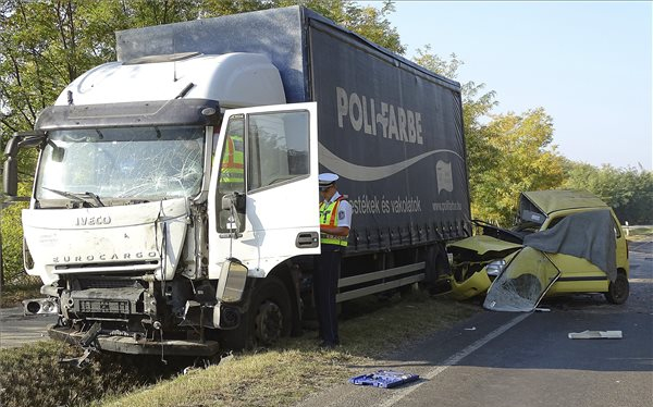 Ketten meghaltak egy balesetben Kecskemétnél