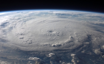 Már négyes fokozatúra erősödött a Florida felé közelítő Dorian hurrikán 