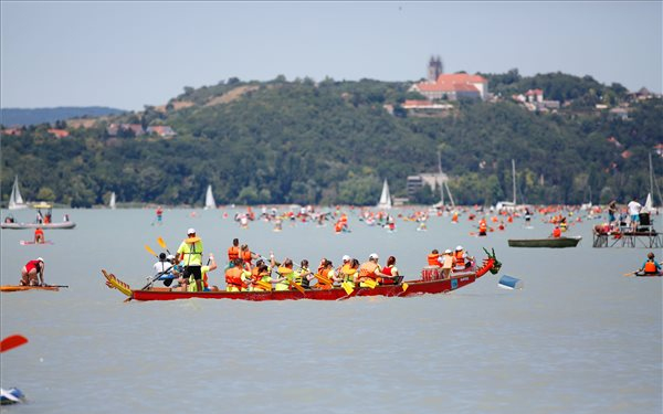 Több mint négyezren lapátoltak Zamárdi és Tihany között