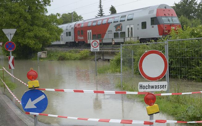 Árvíz - Még őrzik a gátakat a Duna ausztriai alsó szakaszán, de már mindenhol takarítanak