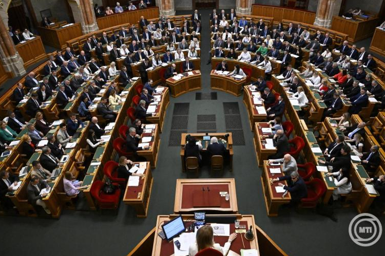 OGY - Elfogadhatja az alaptörvény tizenhatodik módosítását a parlament